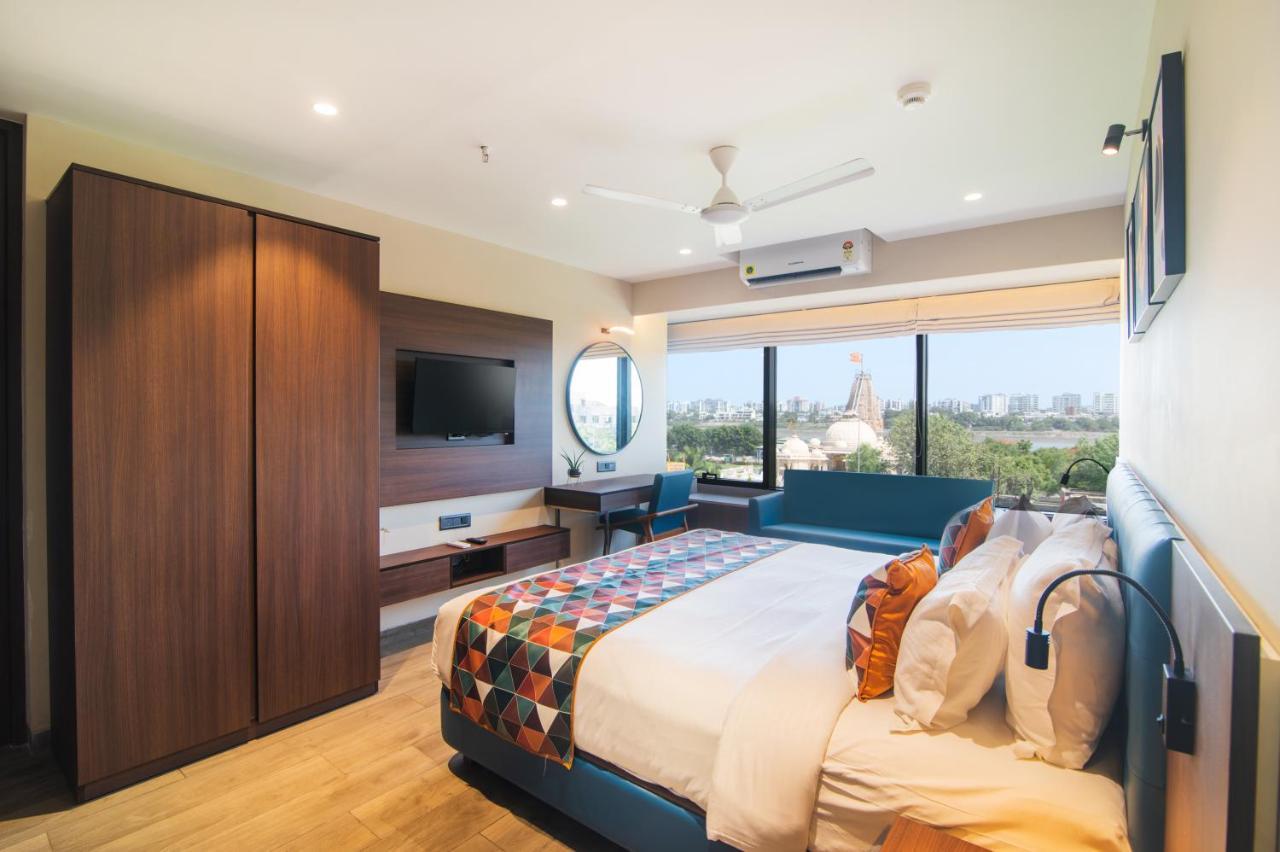 Hotel Sadbhav Villa Surat Esterno foto