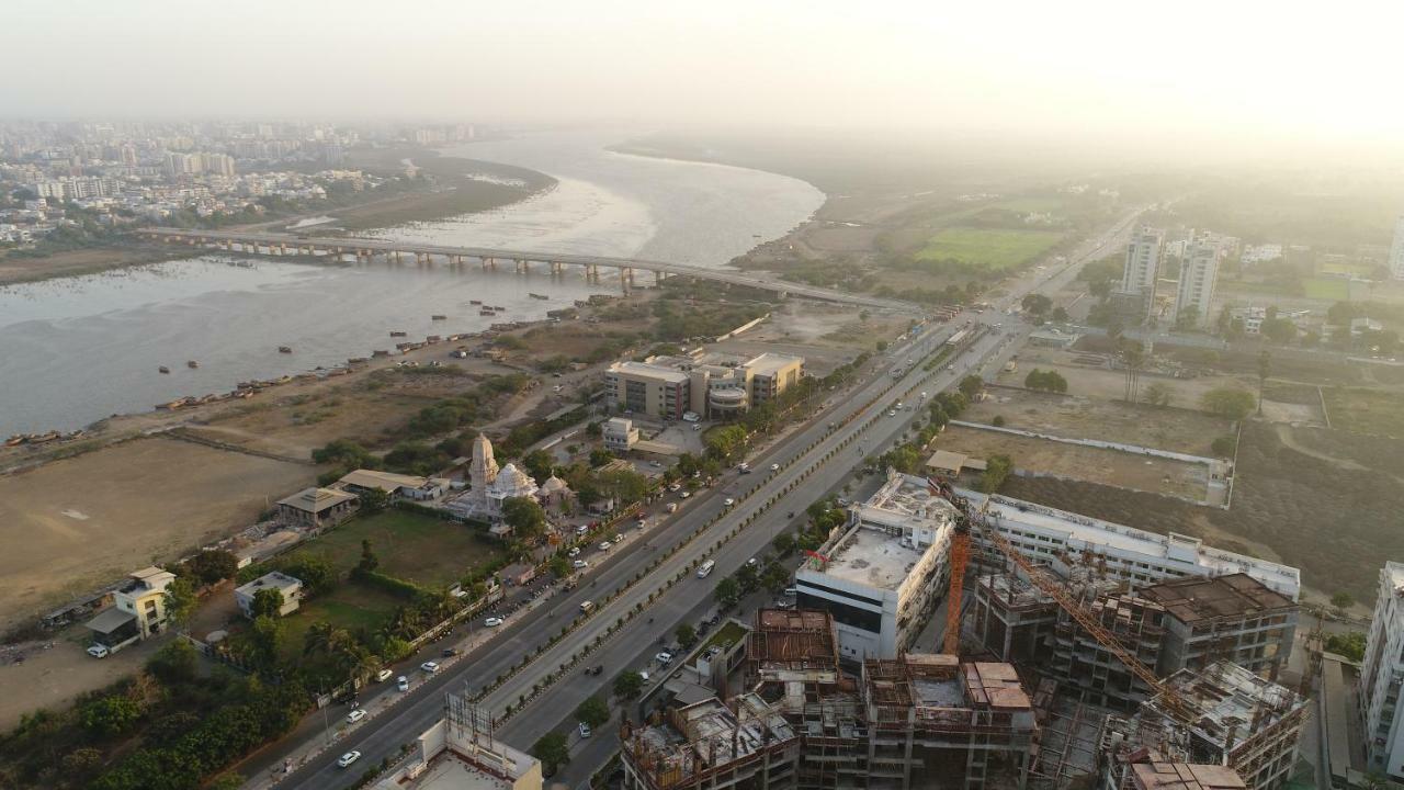 Hotel Sadbhav Villa Surat Esterno foto