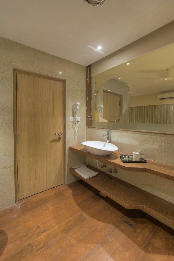 Hotel Sadbhav Villa Surat Esterno foto