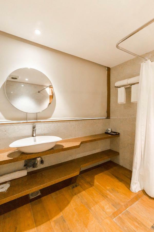 Hotel Sadbhav Villa Surat Esterno foto